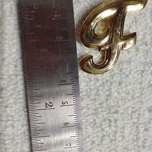 Goldtone f initial brooch approx. 1.25 long